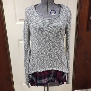 Sweater with bottom plaid underlay